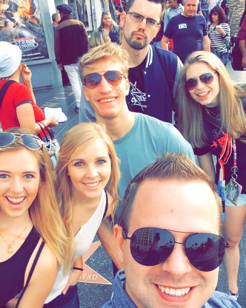 FlightcrewJrope's tweet photo. #flightcrewjumprope checking out the stars on Hollywood Boulevard https://t.co/7Z7zTgnkfC