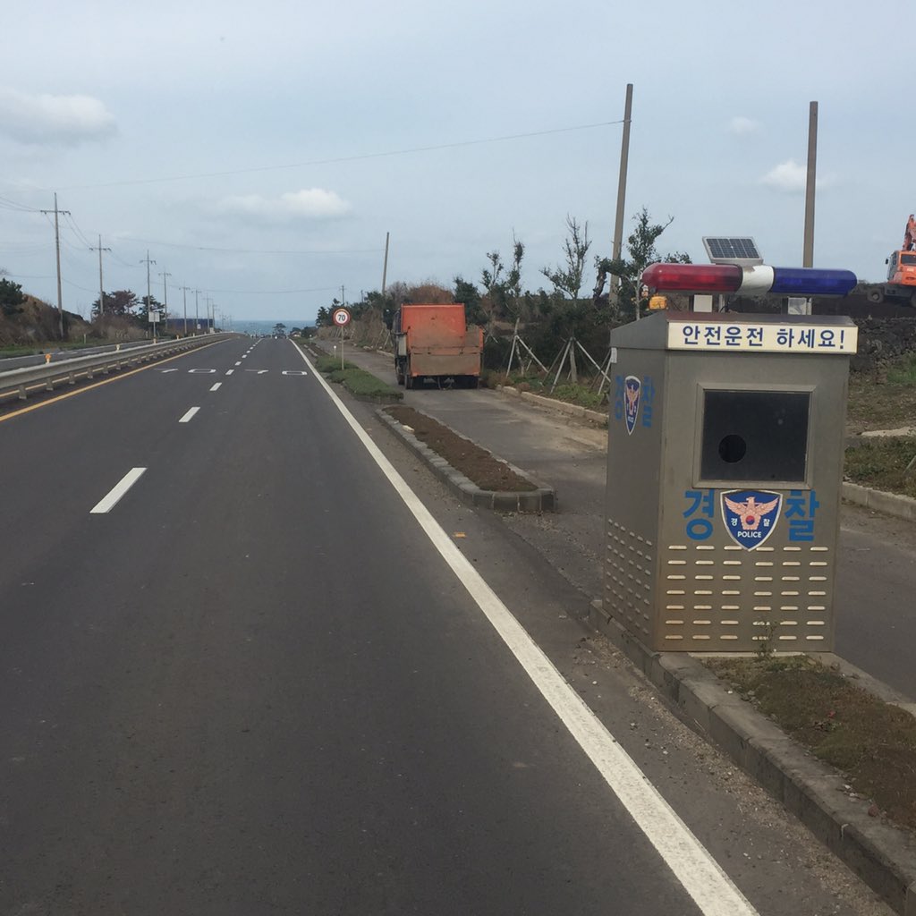 hyapy's tweet image. 보시기에 몇킬로의 속도로 달려야할것 같나요? 사진이 있는곳의 규정속도가 60이라서 과속통지서가 왔드라구요.경찰서에 문의하니 부스까지만 60이고 다음부터 70이랍니다.상식적으로 이해가 안가네요. ㅠㅠ