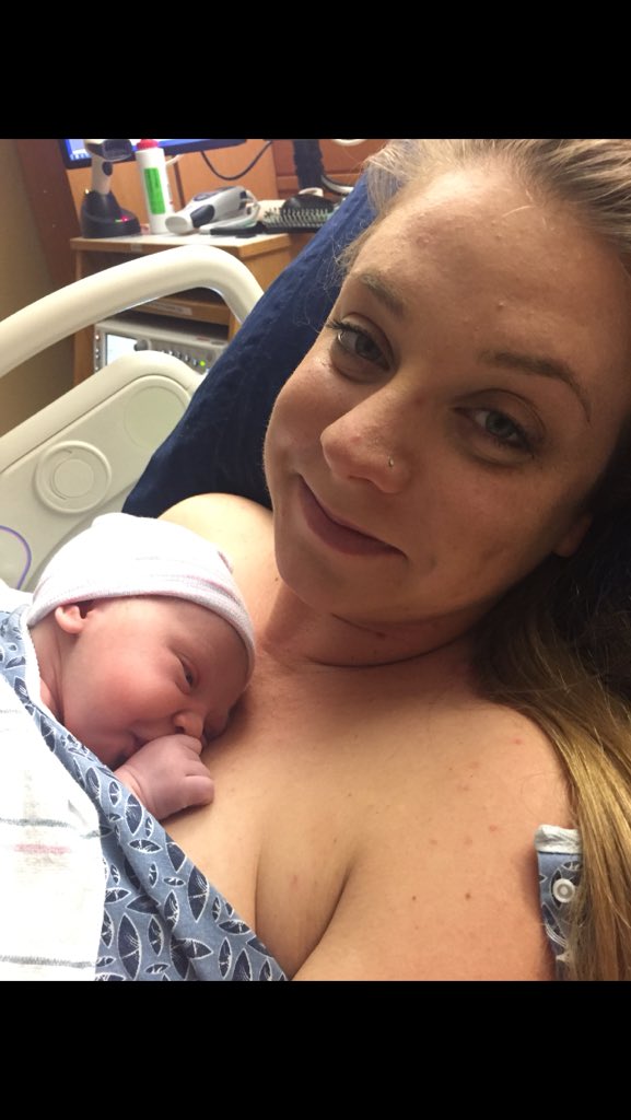 EvanTdavis's tweet photo. my beautiful sister and her beautiful baby girl Lilly ❤️ welcome to the world ❤️ #uncleEvan #proudUncle https://t.co/mee5gb7tcG