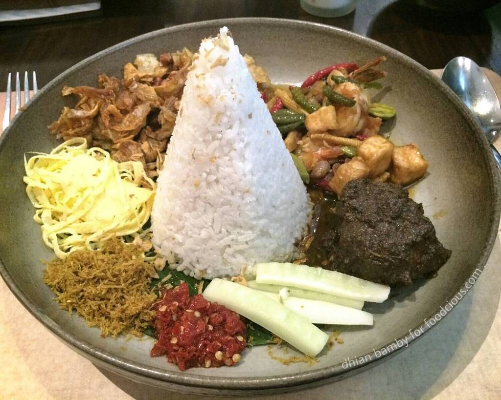 #Jakarta > Nasi Lemak Beef Rendang (67k) di <a href="/seriburasa_id/">SERIBU RASA</a> ini enak banget with genereous … ift.tt/1Nox4GJ