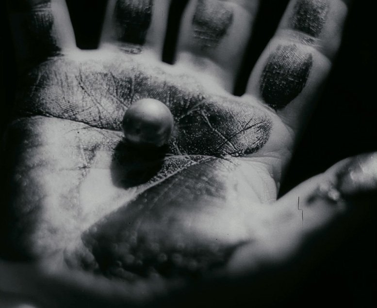 film_archive's tweet image. 유현목 감독의 초창기 단편 실험영화 &amp;lt;손&amp;gt;(1967)이 수집되었습니다.