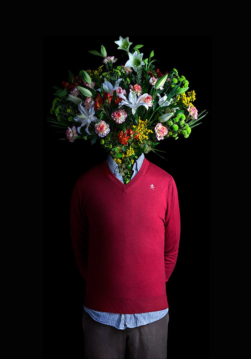 Всех сильных цветов. Человек с букетом. Креативный букет цветов. Человек с букетом цветов. Цветы вместо головы.
