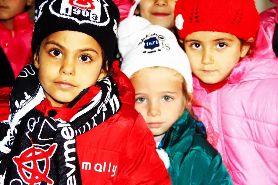 "yaşamak ne güzel şey
Anlıyarak bir usta kitap gibi 
bir sevda şarkısı gibi duyup 
bir çocuk gibi şaşarak
YAŞAMAK.."