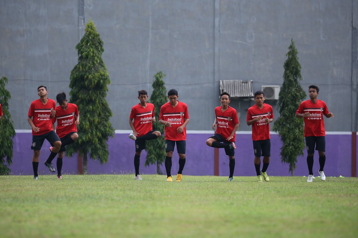 Tim Bali United B sedang melakukan pemanasan