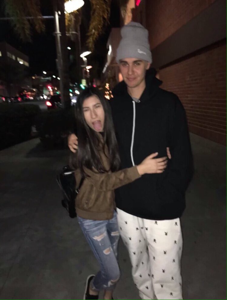 justinbieberID's tweet photo. #JBIDINFO (21 Jan) Justin with Beliebers in LA https://t.co/nysffzvvAd