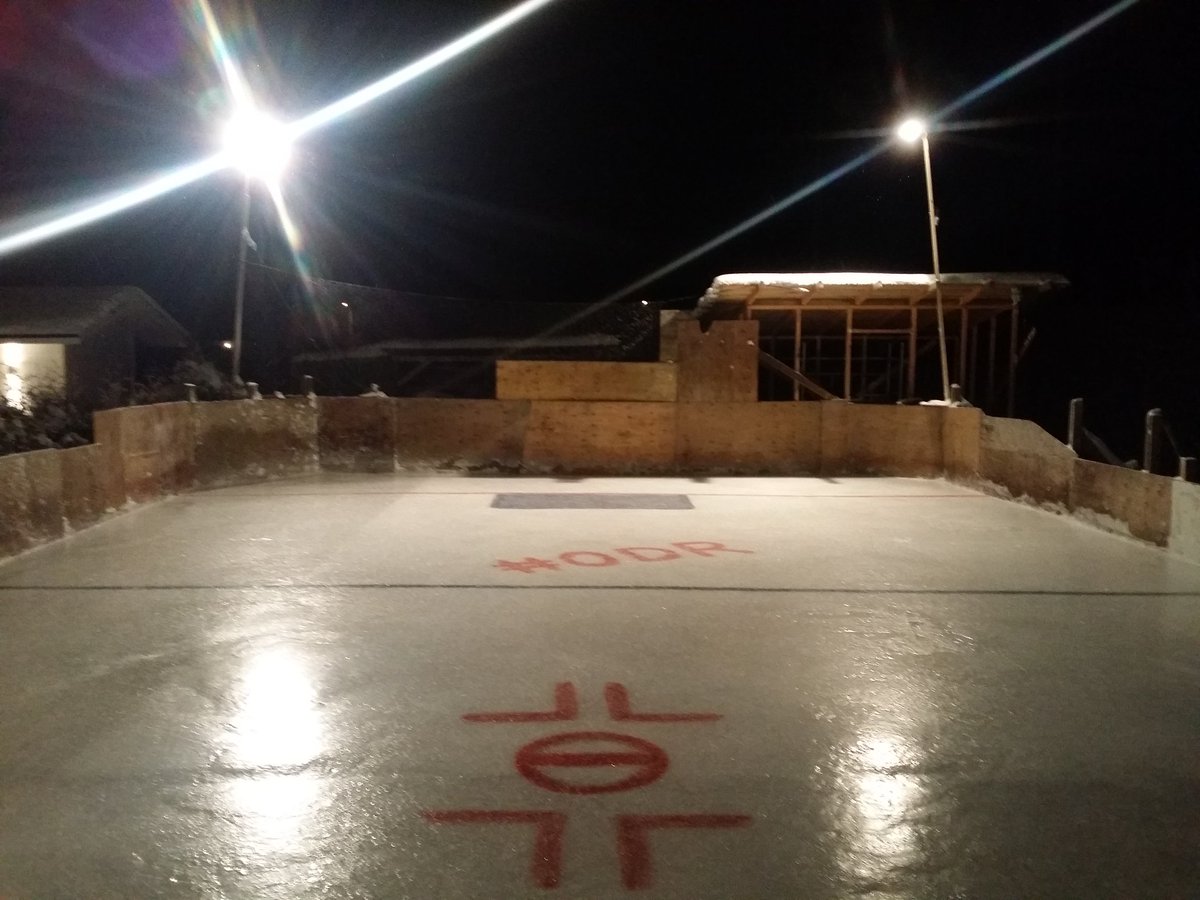 SamuHaa's tweet photo. Eilen vähä höntsäiltiin mun takapihalla -21°C 3vs3 + veska #ulkojäät #reenit #lätkä #takapiha #Selanne @TeemuSel8nne https://t.co/zqgwwF3tqg