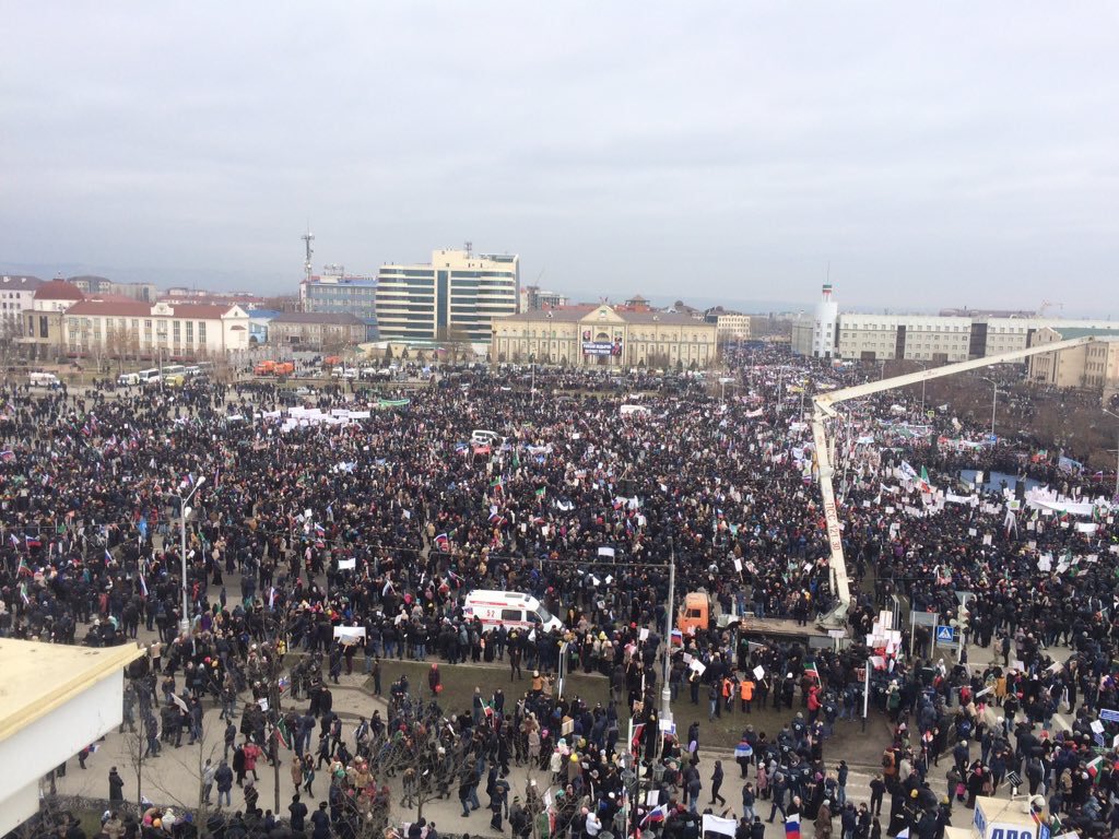 митинг в грозном 1993. янгулбаев против чеченской. грозный вышел. исламисты в россии. жители грозного.