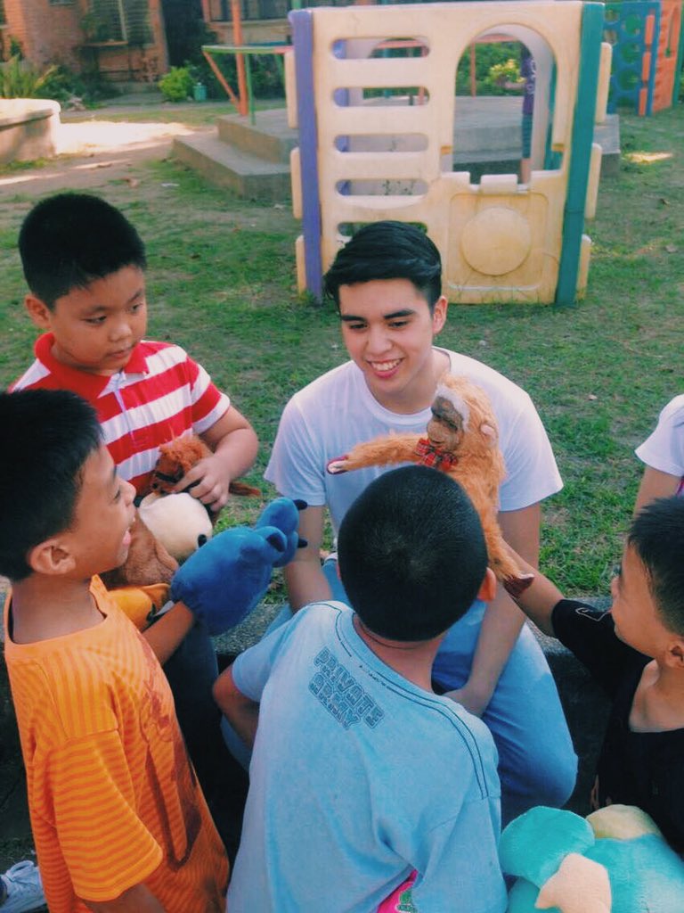 likha_ph's tweet image. Spreading peace and love ✌🏼️💙 #stART2016 with new friendships 👧🏻👦🏻