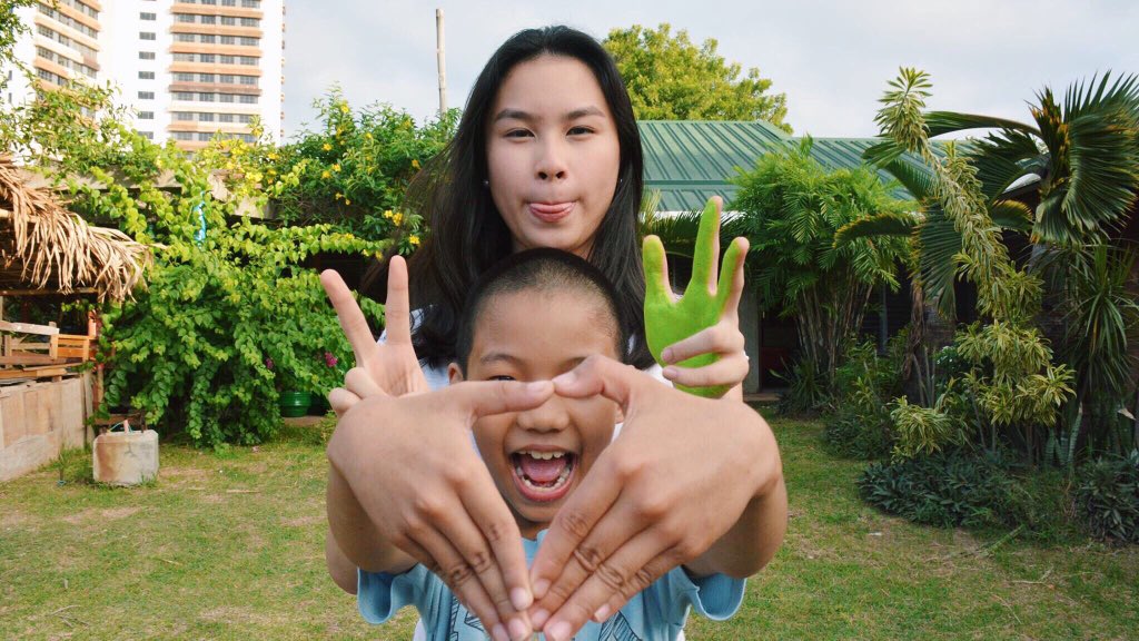 likha_ph's tweet image. Spreading peace and love ✌🏼️💙 #stART2016 with new friendships 👧🏻👦🏻