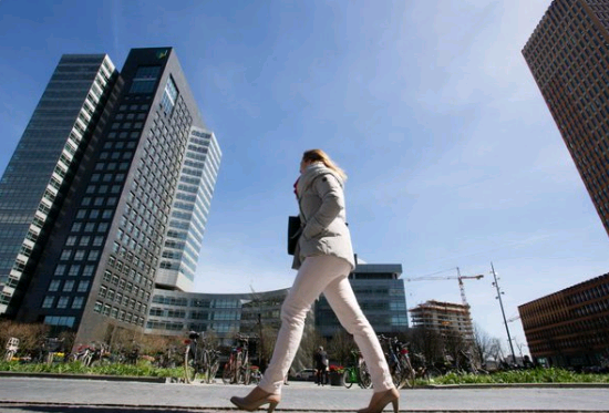 statistiekcbs's tweet photo. Bij 86 vd 1000 grootste bedrijven in Nederland was het merendeel vd 5 topverdieners vrouw. https://t.co/fuswBnSJVp https://t.co/dipM9ZAeMq