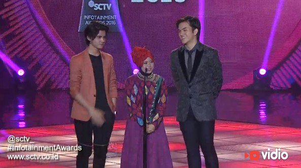 AlcHastag's tweet photo. enak banget @MusdalifahBasri diapit @alysyarief dan @rizkynazaarr. #Aliando #InfotainmentAwards https://t.co/S9FrzYCArz