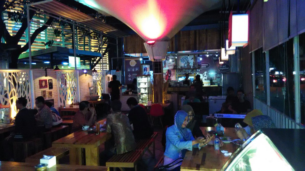 dflavors_mlg's tweet photo. Nikmati malam ini bersama alunan music live.juga fasilitas televisi dan juga wifi super speed.. https://t.co/rmd4Z3A5XX