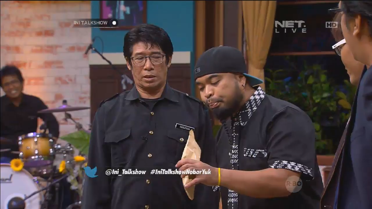 ulfa_prikitiw's tweet photo. nih gaya ala @peppy_beneran kalau ngitung duit @Ini_Talkshow #IniTalkshowNobarYuk https://t.co/fjWCBJzDq4