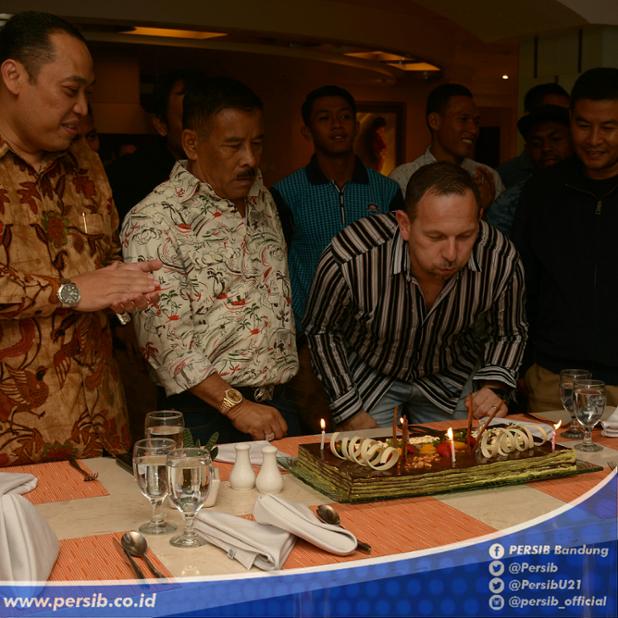 persib's tweet photo. Tiup lilinnya coach.. Sukses terus #persib #persibsalawasna https://t.co/nulIOUkRA9