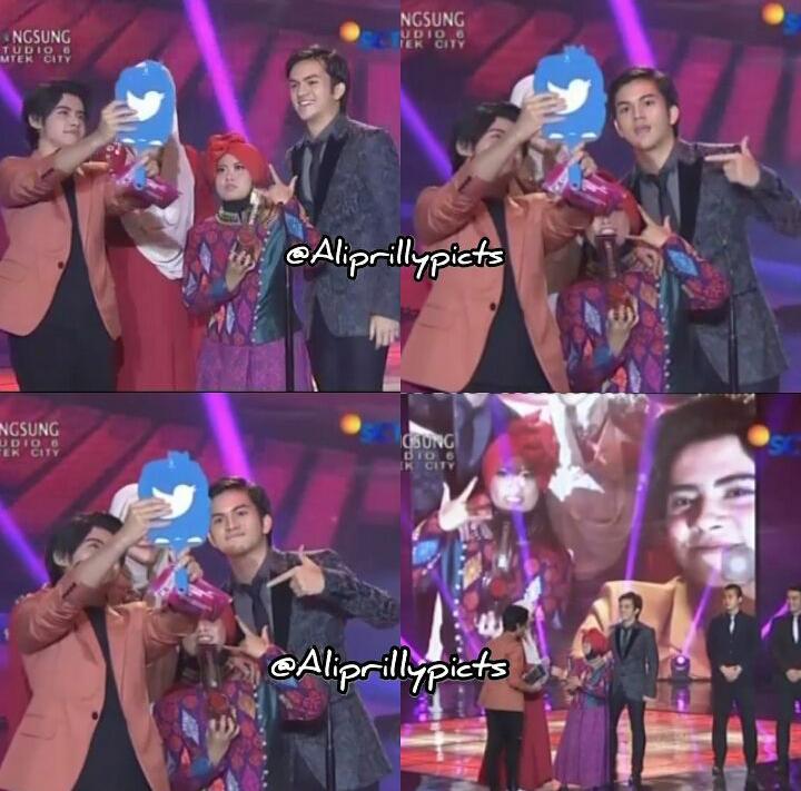 ALIANDOO_FAN's tweet photo. Wajah Ali terpampang nyata😁 #Aliando #InfotainmentAwards https://t.co/PlouyMv41p