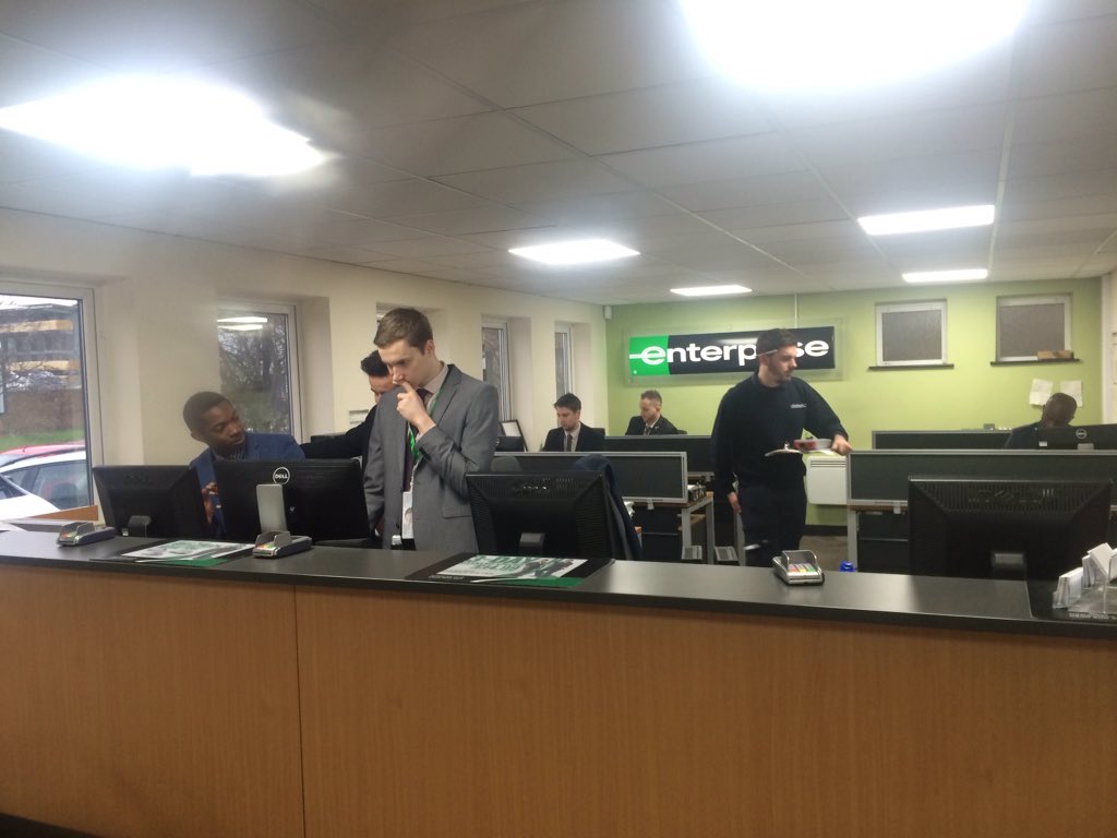 ERACbedford1's tweet image. #Fridaymotivationalmeeting has got us all PUMPED! @Lamin_ERAC working hard in the corner 👍🏽👏🏽🚙🚗 #bestbranch