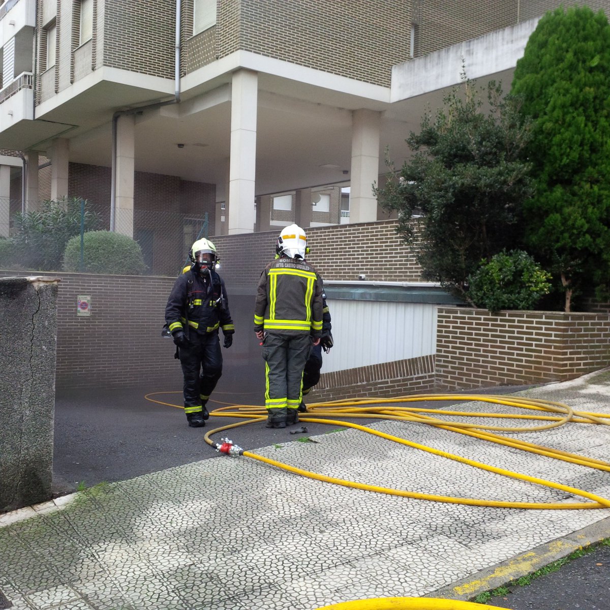 DYACantabria's tweet photo. #DYA. Permanecemos en apoyo en incendio de vehículo en garage de C/ Primero Mayo. No heridos, Bomberos interviniendo https://t.co/PbJJAbyGRZ