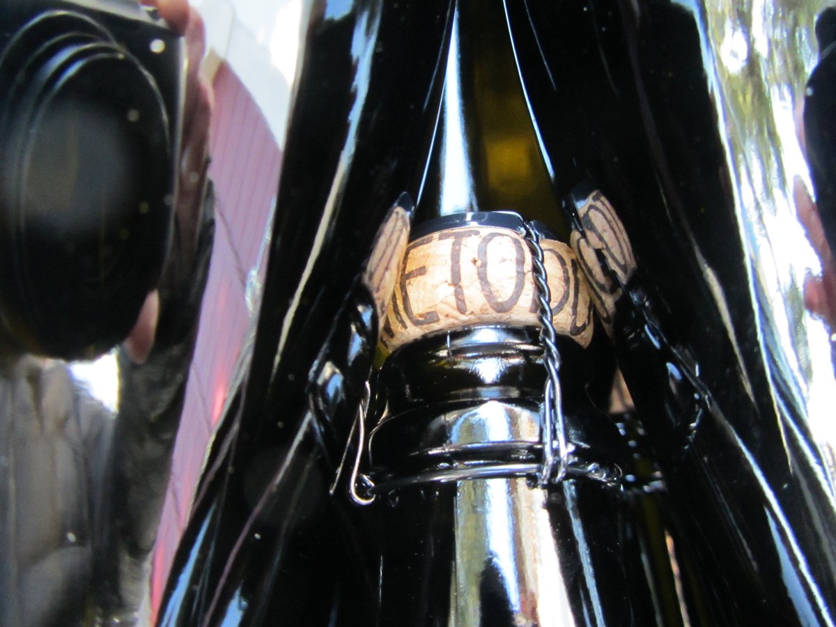 VillaParens's tweet photo. Il #degorgement del #RosedeNoirs #VillaParens. #Trentamesi sui lieviti per uno spumante di altissima qualità. https://t.co/9iQc4fuIlS
