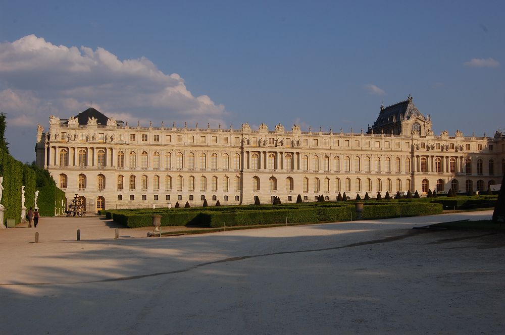 essec's tweet photo. Début de la conférence @CVersailles @catherinepegard qui annonce le partenariat avec l'ESSEC. #Savoirfaire https://t.co/rHxSJKJk1Z