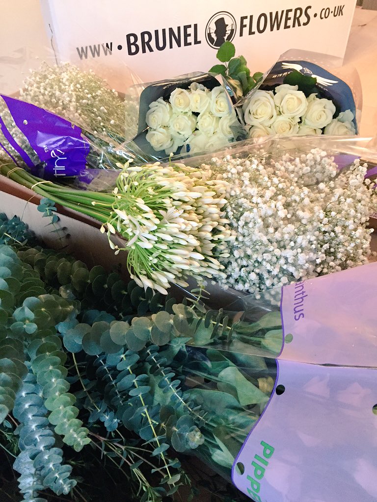 v_englishaffair's tweet photo. 5:30am start to Bristol Flower Market for these beauts for tomorrow's #highsocietyball @TomBottHSO @MooreDAltd https://t.co/bWwnPRdbuX