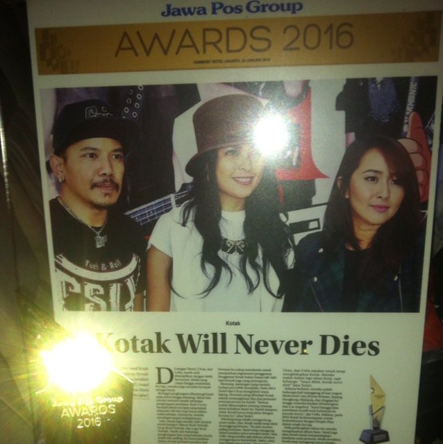 kotakband_'s tweet photo. Wah tagline awardnya Jawa Pos Group Award Kode keras banget nih buat kak @tantrikotak ya kerabat ? https://t.co/cGkzYvJMxg