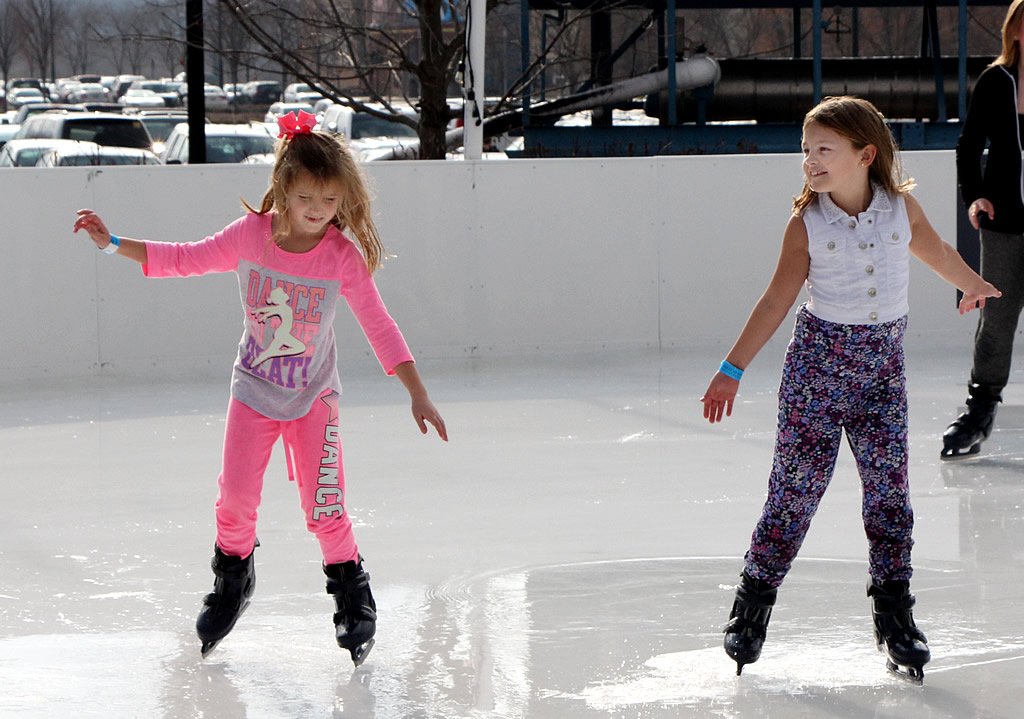 AroundIndy's tweet photo. #Indy 1/22/16: Public Outdoor Ice Skating @therinkhtc. https://t.co/cA6vS9S0IJ #Noblesville #Indiana https://t.co/rwec1Im72h