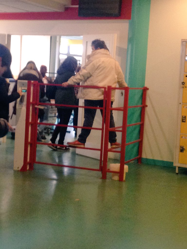 eyfeuk's tweet photo. La douane a la cantine de JC j'ai jure c'est une catcheuse 😂😂😂 https://t.co/aeziVDHHSd