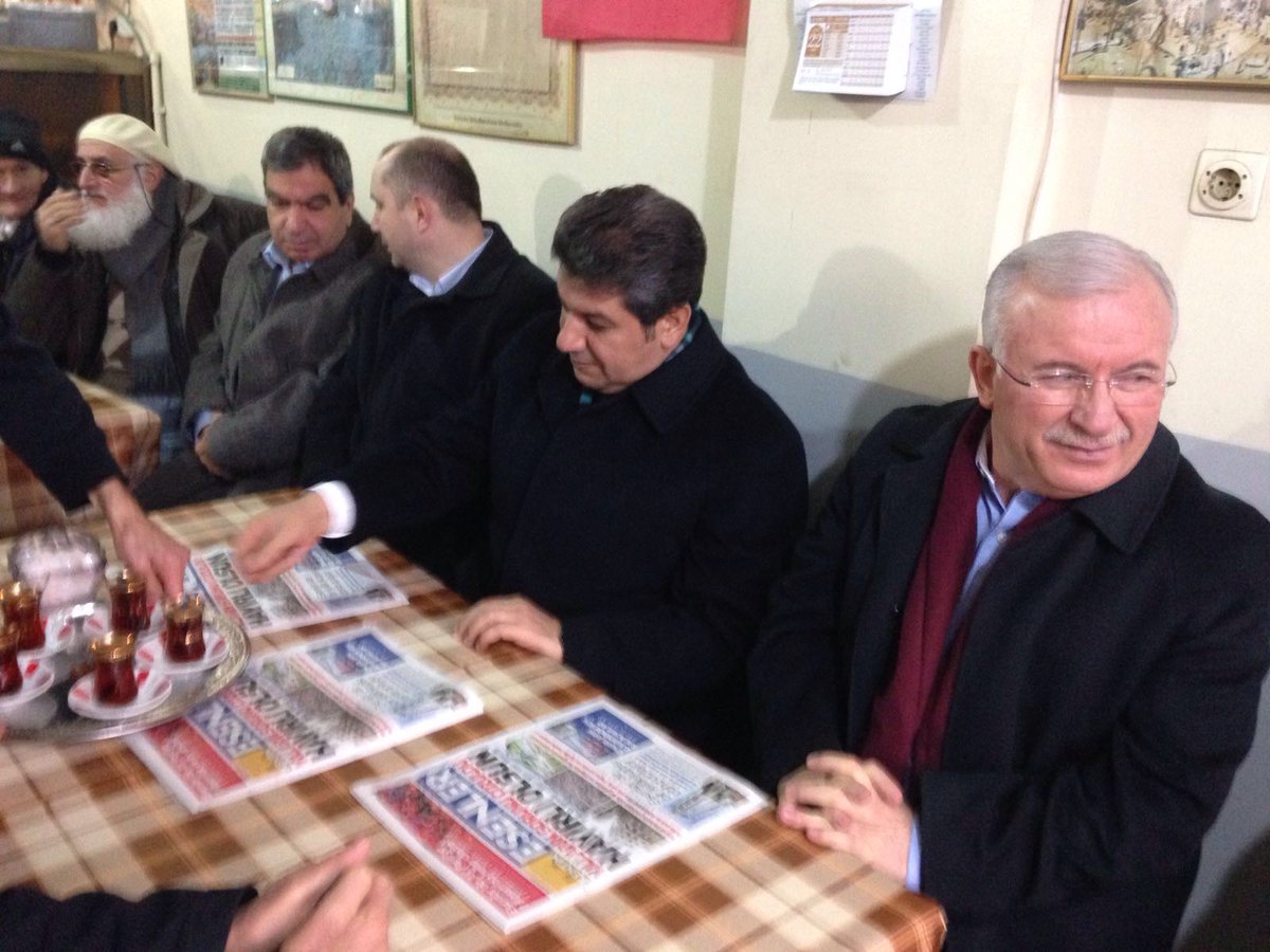 Milletvekilimiz Hüseyin Bürge ile Hacı Ahmet Akar Camii çay ocağında vatandaşlarımızla sohbet ediyoruz.