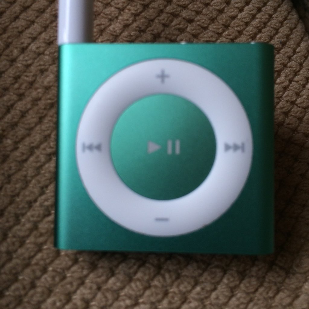 tanteEsra's tweet photo. Ik stel u voor aan mijn nieuwe liefde. #iPod #Schuffle #verliefd #green😍 https://t.co/4BFdfQnrOG