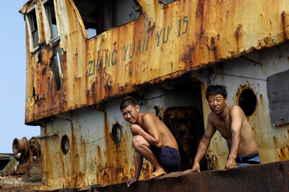 Greenpeace's tweet image. There are more slaves alive today than ever in history. This is just one way it happens. grnpc.org/IgSQ0