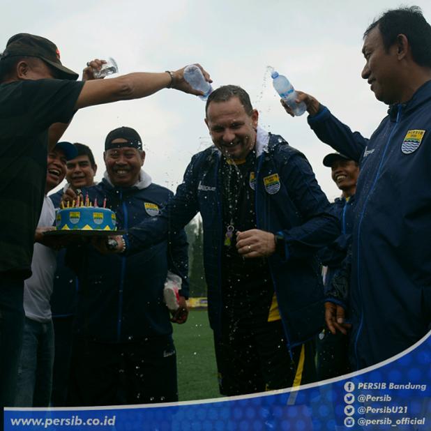 persib's tweet photo. Kejutan tim untuk Dejan #persib #persibsalawasna https://t.co/ZscZ3QESCC