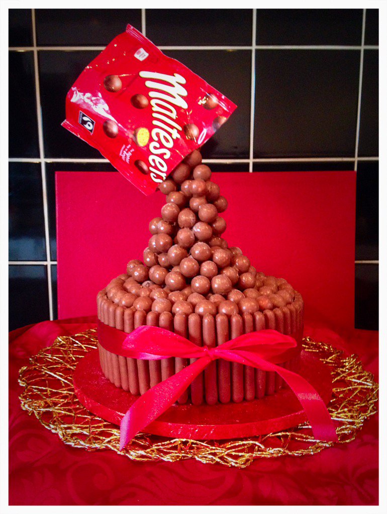 Check out this #illusion cake!
#maltesers #chocolatefingers #chocolate #cake