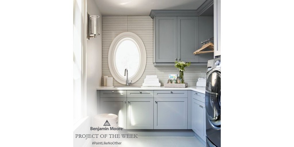 Benjamin_Moore's tweet image. This dreamy laundry room w/ cabinets in Perspective CSP-5 is our Project of the Week! (via emdesigninc/Instagram)