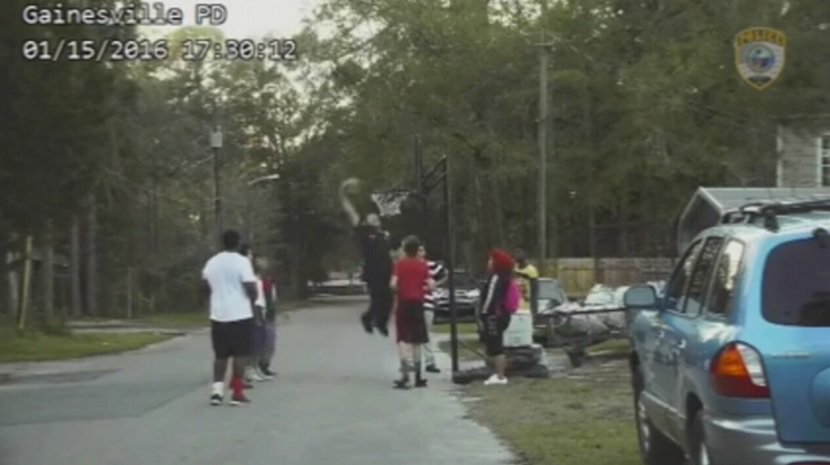 Check out what a Fla. police officer did when responding to call of loud kids hoops game bit.ly/1PsW1lI?utm_me… https://t.co/Fl4EOWS1Fj