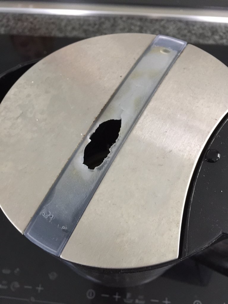 pettifordo's tweet image. Look at the great kettle you can buy from @Philips - just don't boil water in it - Model HD4671/20 #kettlegate