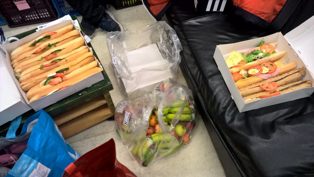 Vrijdagmiddag, weekendje dichtbij. Kom nog even gezellig langs op het hok voor een broodje en een stuk fruit!