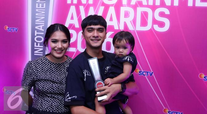liputan6dotcom's tweet photo. Ricky Harun Raih Gorgeus Dad di Infotainment Awards 2016 https://t.co/yno9L0JJe5 https://t.co/xaGxJnbiR9