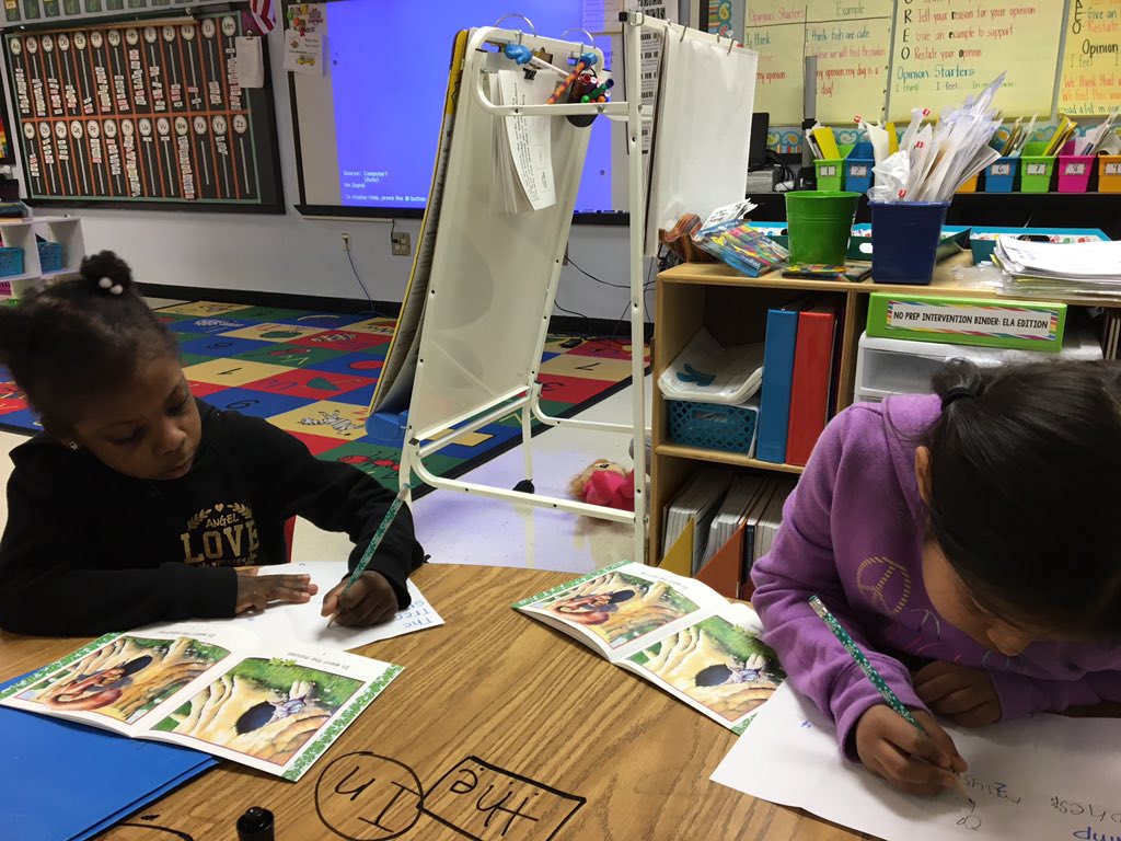 k12_ELA's tweet photo. Using the text to help sequence events in kindergarten #rockstarreaders #howlforthehuskies @HillsideES #teammcdevitt https://t.co/BnOMdS8Zei