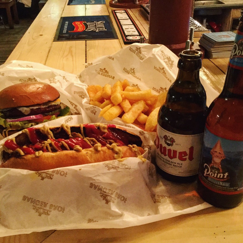 refreshroom1's tweet photo. Friday...must be time for #refreshmentroom #Stratford #E15 #E20 #craftbeer #goodtimes #cocktails #burgers #hotdogs https://t.co/4h6VOgAkBX