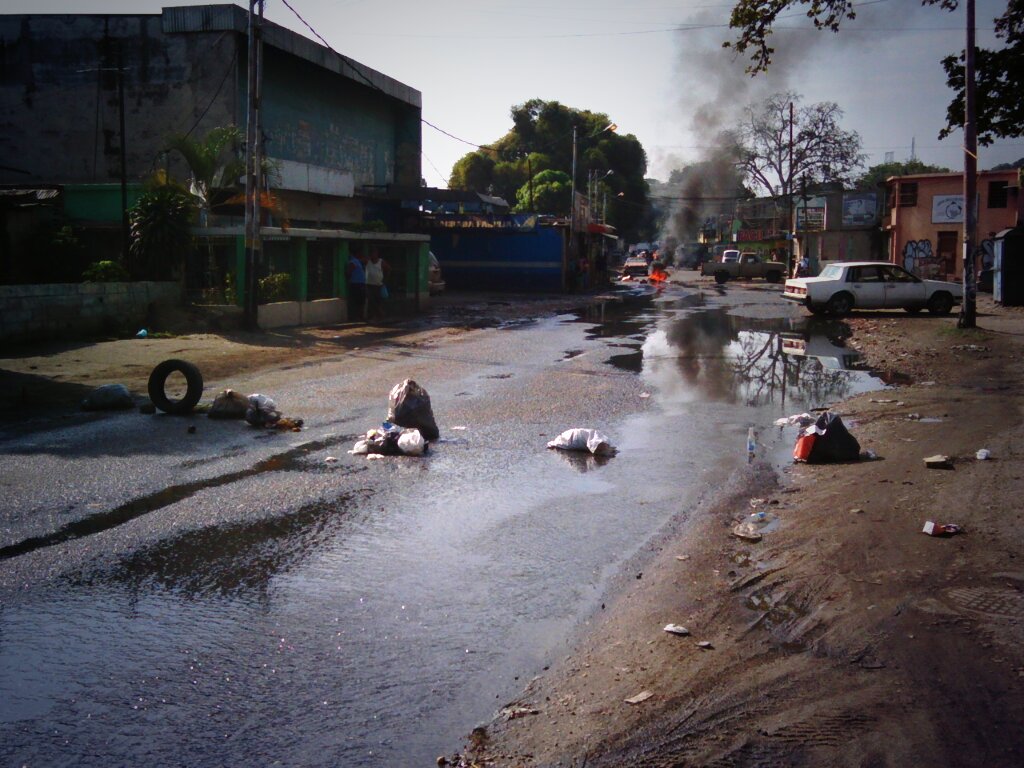 PuroRaperos's tweet photo. Trancaron av aranzazu por botes de agua servidas de hace mas de un mes @Hidrocentro2011 @trafficVALENCIA https://t.co/tLftn53XyD