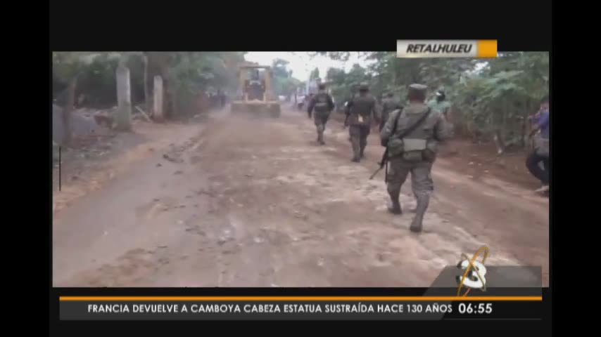 TelediarioGT's tweet photo. Ejército comienza la reparación de carreteras en Retalhuleu https://t.co/A7rjjWkKLf https://t.co/EMoDIYyMTi