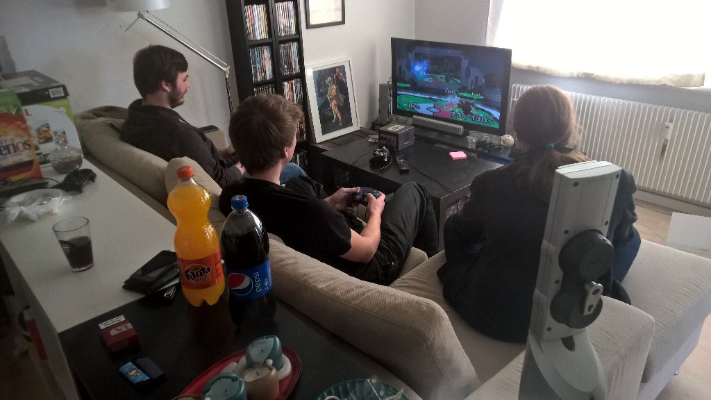 KrispyVG's tweet photo. Distance players in my apartment left to right @DaMasterHam @splaysh @Icebound777 https://t.co/QQrWLQdD5t