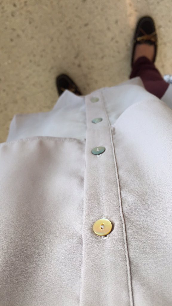 loveleeeleee's tweet photo. Does this button look like its a different color?!? #whatcoloristhis #workflow #bored https://t.co/NfFx5MX6vN