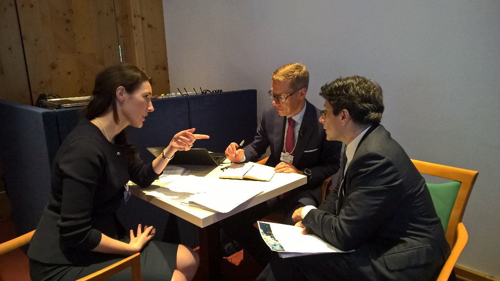 suviaherto's tweet photo. Moderator on Future of production @alexstubb preps w/@HelenaCLeurent&amp;@moavenzadeh. #Davos2016 #4IR #technofacturing https://t.co/VUvpTNTkBi