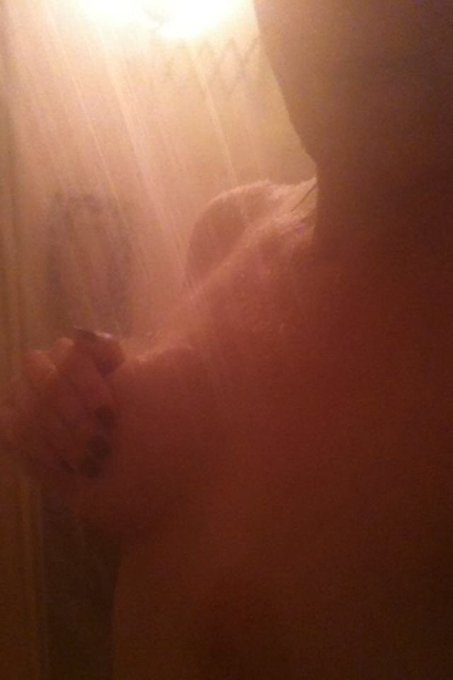 shower time!! @CamPromoXXX @ilikecams_info @TheCamGirlArmy @bearhugcamgirls @callofbooobies @robzstang