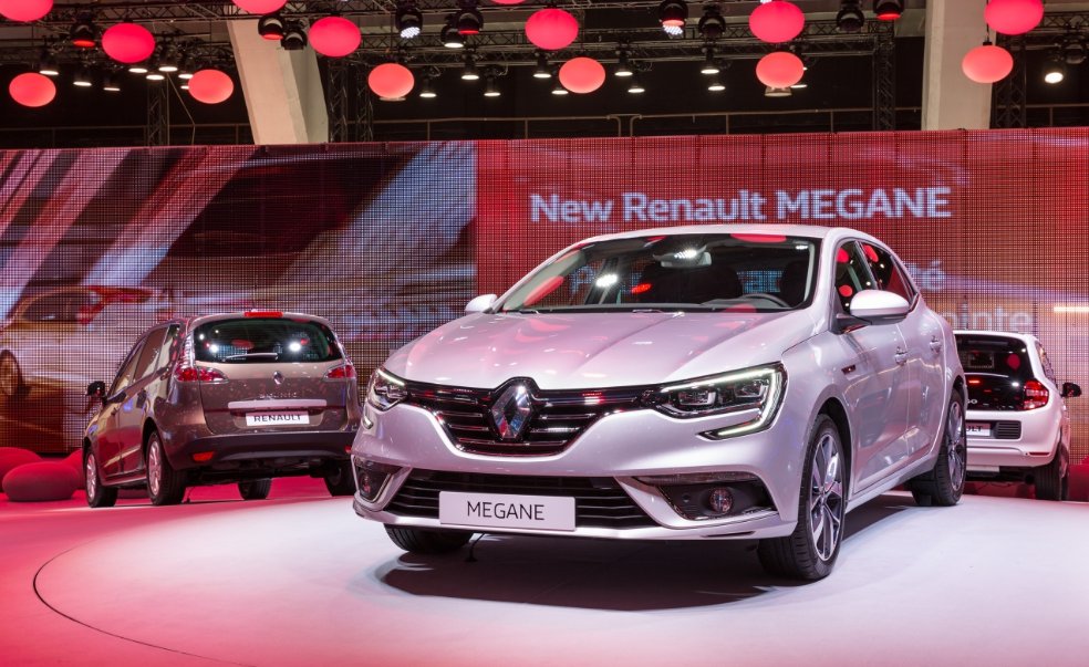 renaultgroup's tweet photo. Salon de #Bruxelles 2016 : le #GroupeRenault affiche la couleur #Renault #Dacia #RenaultMEGANE #RenaultTALISMAN https://t.co/qKnjkzk83Z