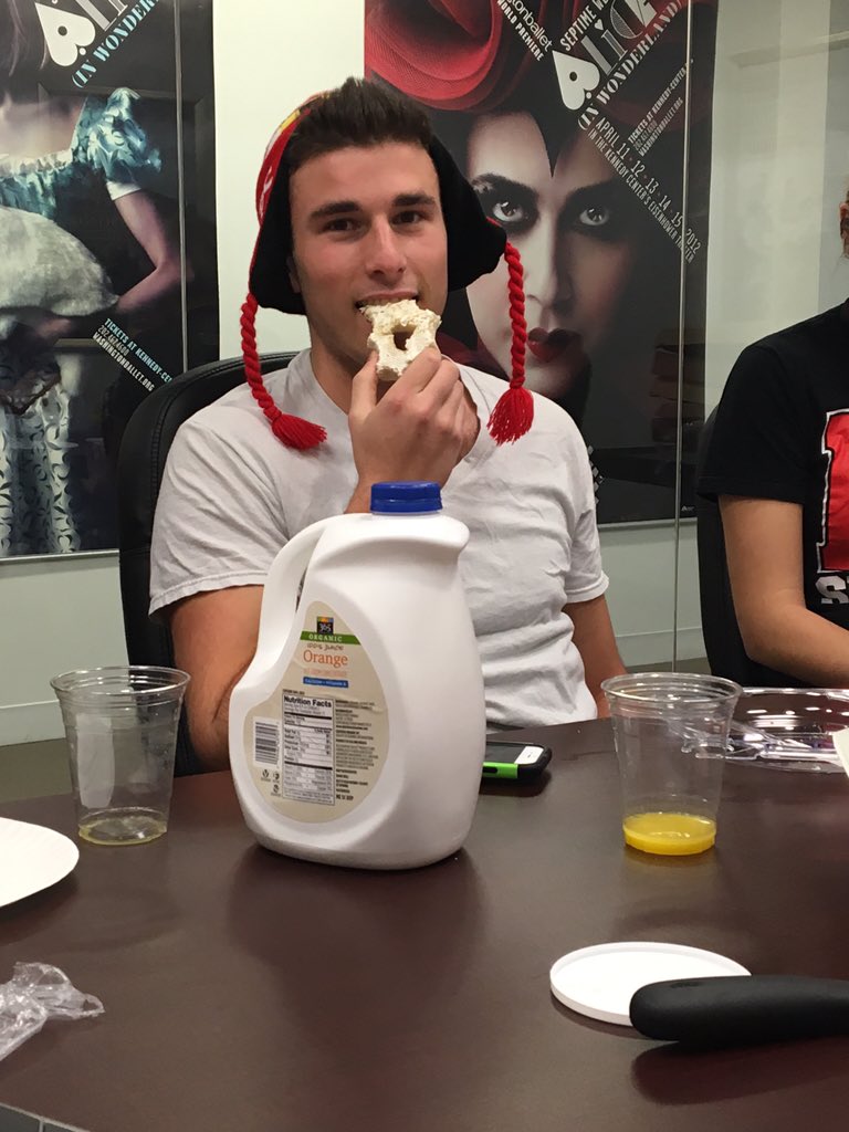 OMG.  BREAKING NEWS.  <a href="/JonnyUpdates/">We Love Jonny</a>! JONNY IS EATING A BAGEL.