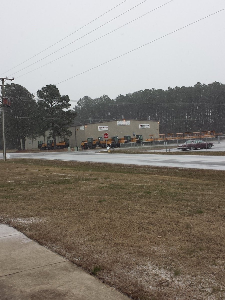 RVABeerMan's tweet photo. After about 10 minutes of snow, at Hanover Airpark. #RVASNOW https://t.co/XWSZyHDdtN