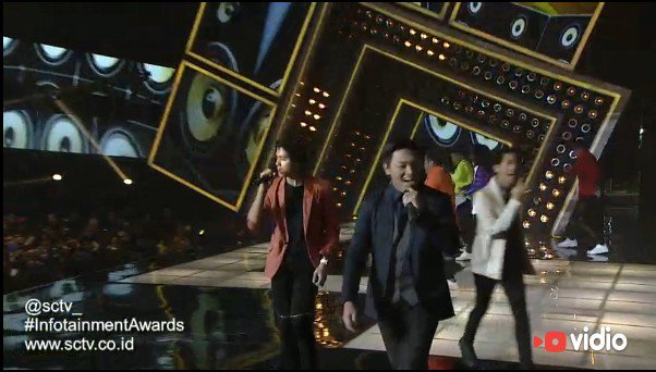asyiik ada <a href="/alysyarief/">Aliando Syarief.</a> duet bareng <a href="/CJRisCJR/">CJR</a> #InfotainmentAwards