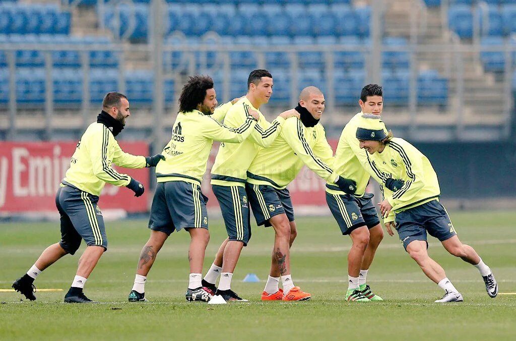 PRMI_Magelang's tweet photo. Beberapa foto dari sesi latiahan hari ini. Lihat wajah para pemain, semuanya terlihat bahagia.😊 

#HalaMadrid https://t.co/hbGtSmB4Ab"
